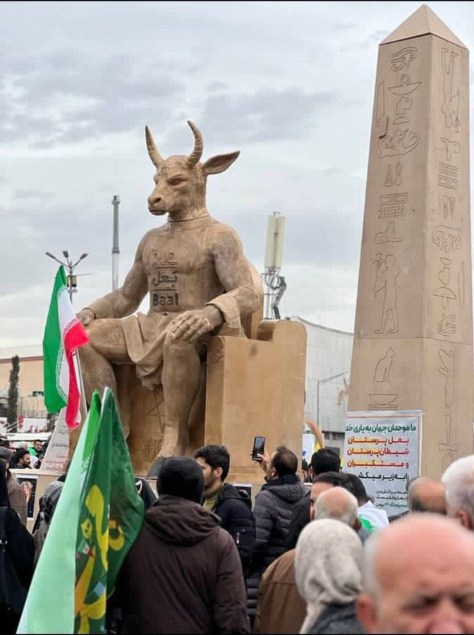 tomek525's tweet photo. Irańscy protestujący podpalili kukłę szatańskiego boga Baala, kojarzonego z żydowskim satanizmem... https://t.co/Pv6CmddiMZ