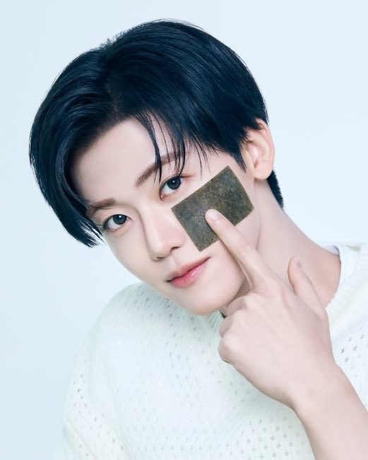 얼굴에 김떼기 붙이고 이렇게 이쁜 사람 첨본다