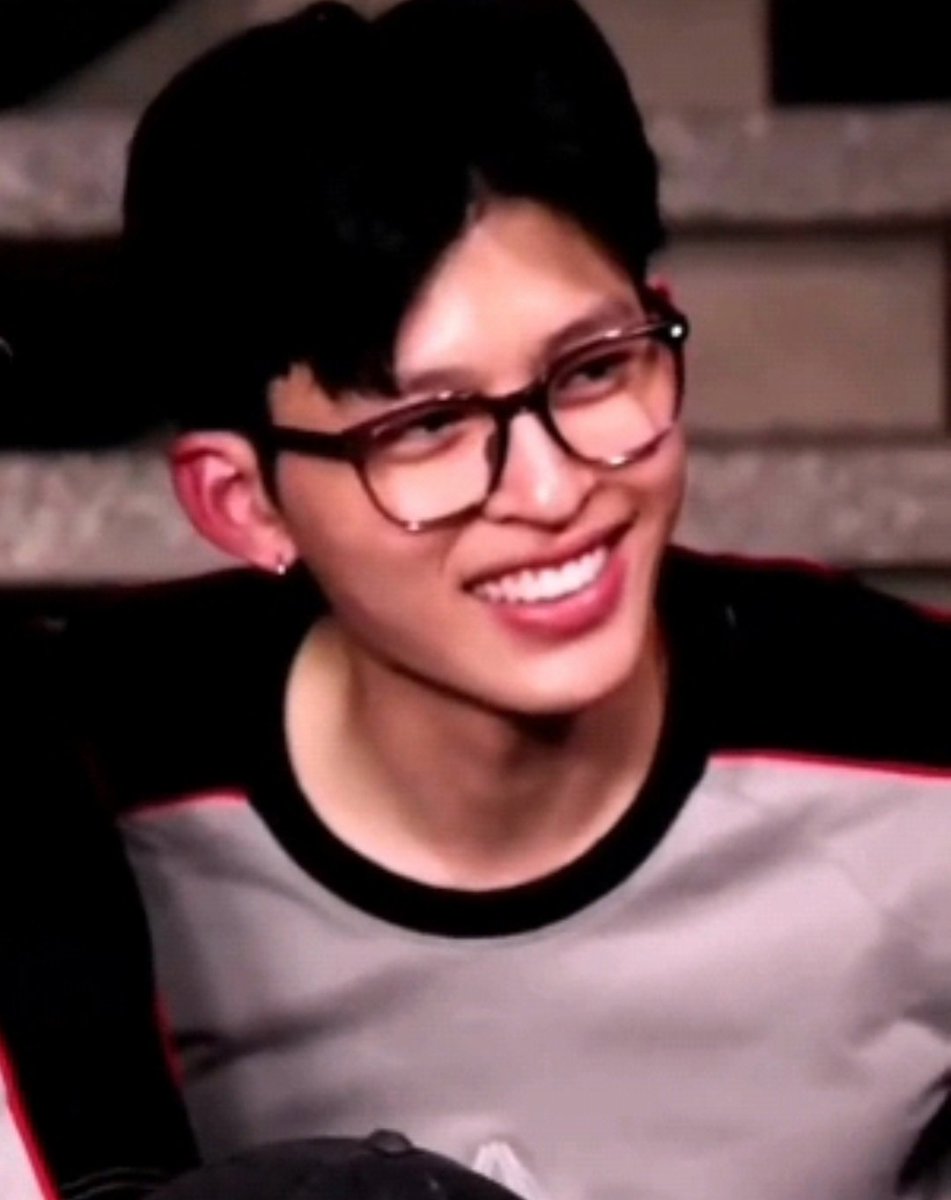 _AllisYou's tweet image. จำหนุ่มแว่นคนนี้ไว้นะ​  เดี๋ยว​เขามาในลุคขึ้นสเตจ​ เราจะตายกันหมดดด🫠🫠🫠🫠🫣🫣

แว่นซ้อม..                         แว่นขึ้นสเตจ..