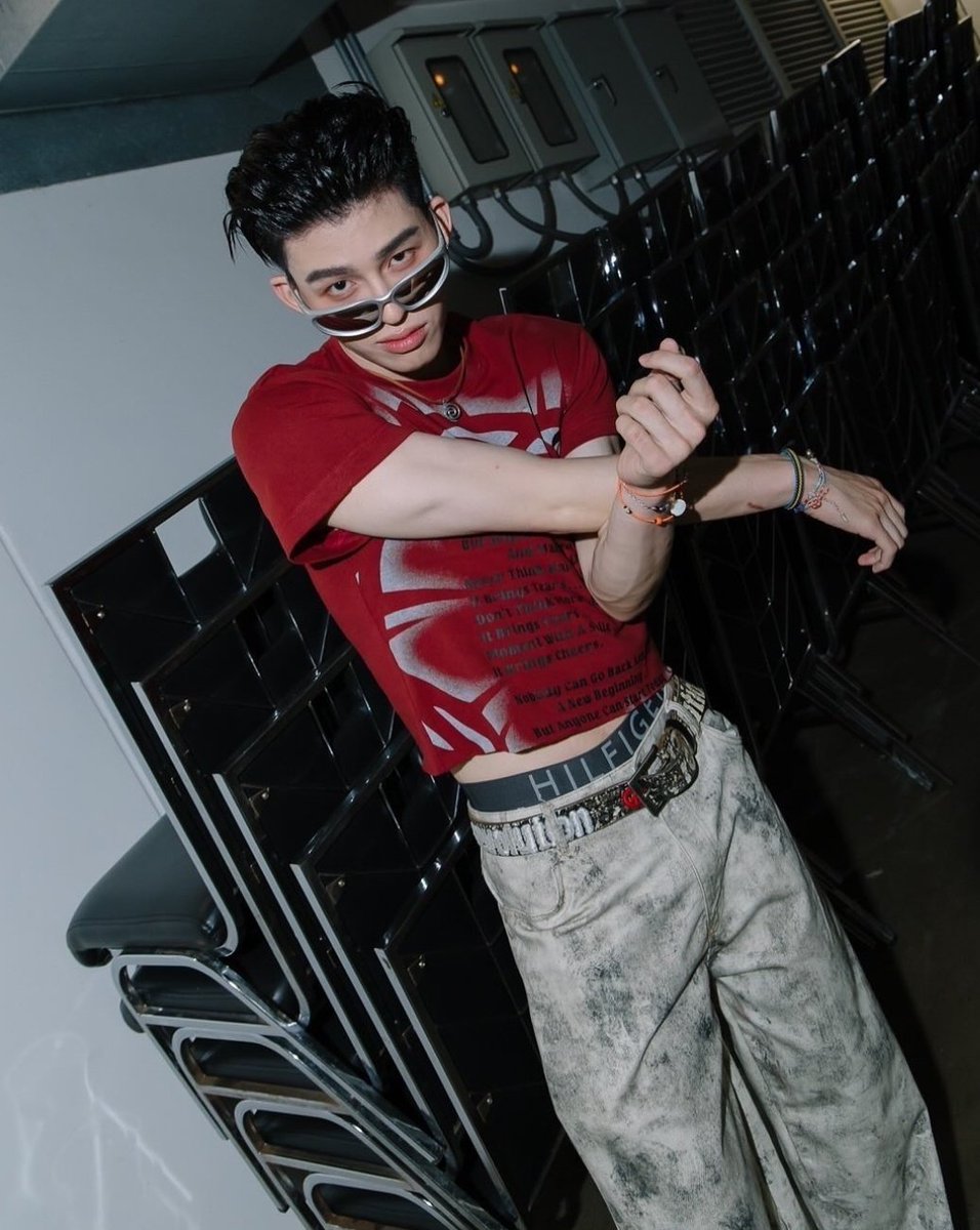 _AllisYou's tweet image. จำหนุ่มแว่นคนนี้ไว้นะ​  เดี๋ยว​เขามาในลุคขึ้นสเตจ​ เราจะตายกันหมดดด🫠🫠🫠🫠🫣🫣

แว่นซ้อม..                         แว่นขึ้นสเตจ..