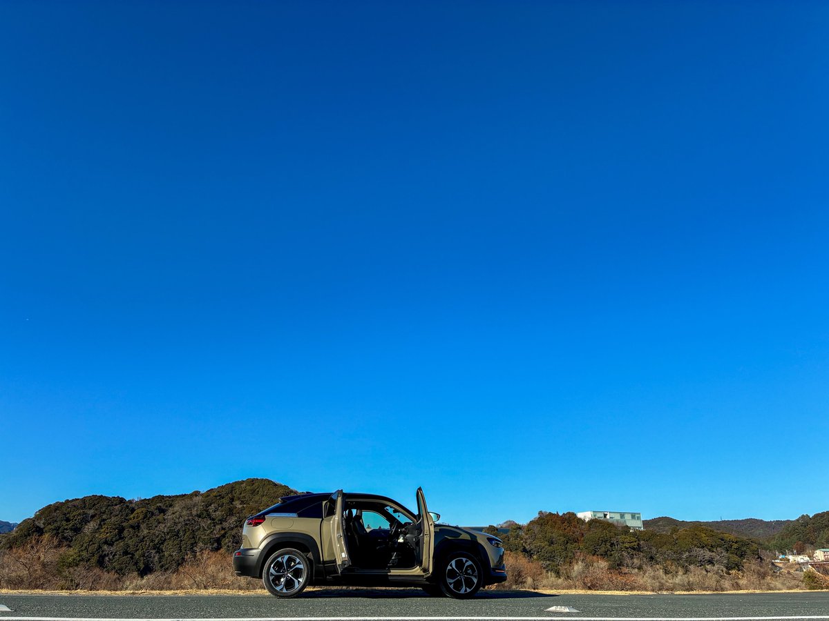 #この車を選んだ理由

5年前CX30とMX30で最後まで悩んだから
REVという唯一無二性
マツダだけどマツダらしくないかっこいいのに可愛い車
前愛車のベリーサに面影を感じる😉
僕の体格からしたらジャストフィットすぎる車
デビュー時のジルコンに惚れた