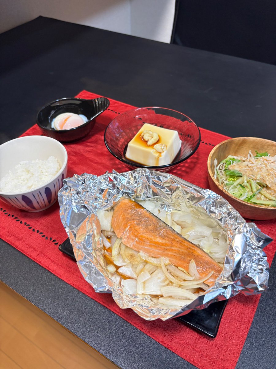 昨日の夜ご飯【鮭のホイル焼き】
いろいろ作業してたら投稿すること頭からすっぽり抜けてたwww