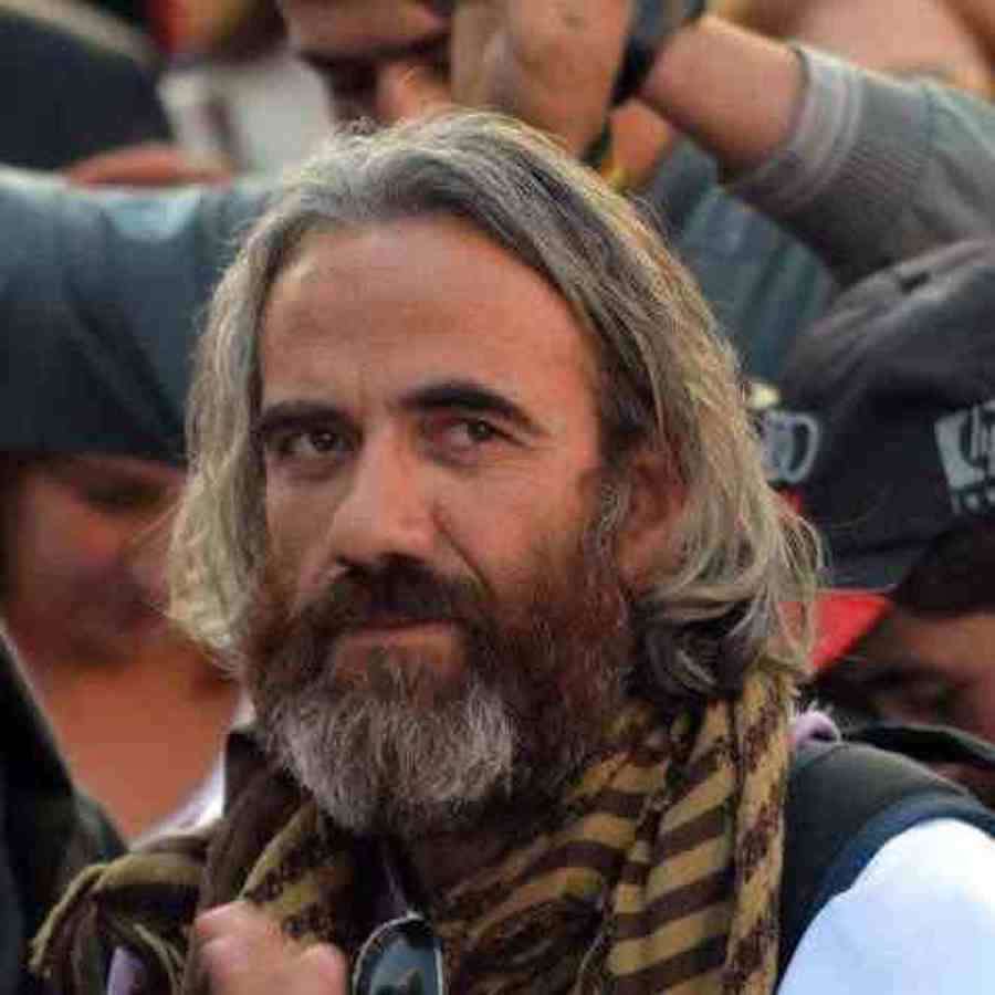 KwstasChatzi's tweet photo. Η Ελλάδα διώχνει ένα δικό της παιδί! 
Η καρδιά μας σφίγγεται από οργή και θλίψη. Ο Γιάννης Βασίλης #Γιαϊλαλί που η  γνωριμία μας έγινε στους δρόμους της διεκδίκησης ,ο αδελφός μας που τόλμησε να πετάξει από πάνω του τον μανδύα του «Ιμπραήμ» και να φωνάξει περήφανα την #Ποντιακή https://t.co/apshKIa0Wa
