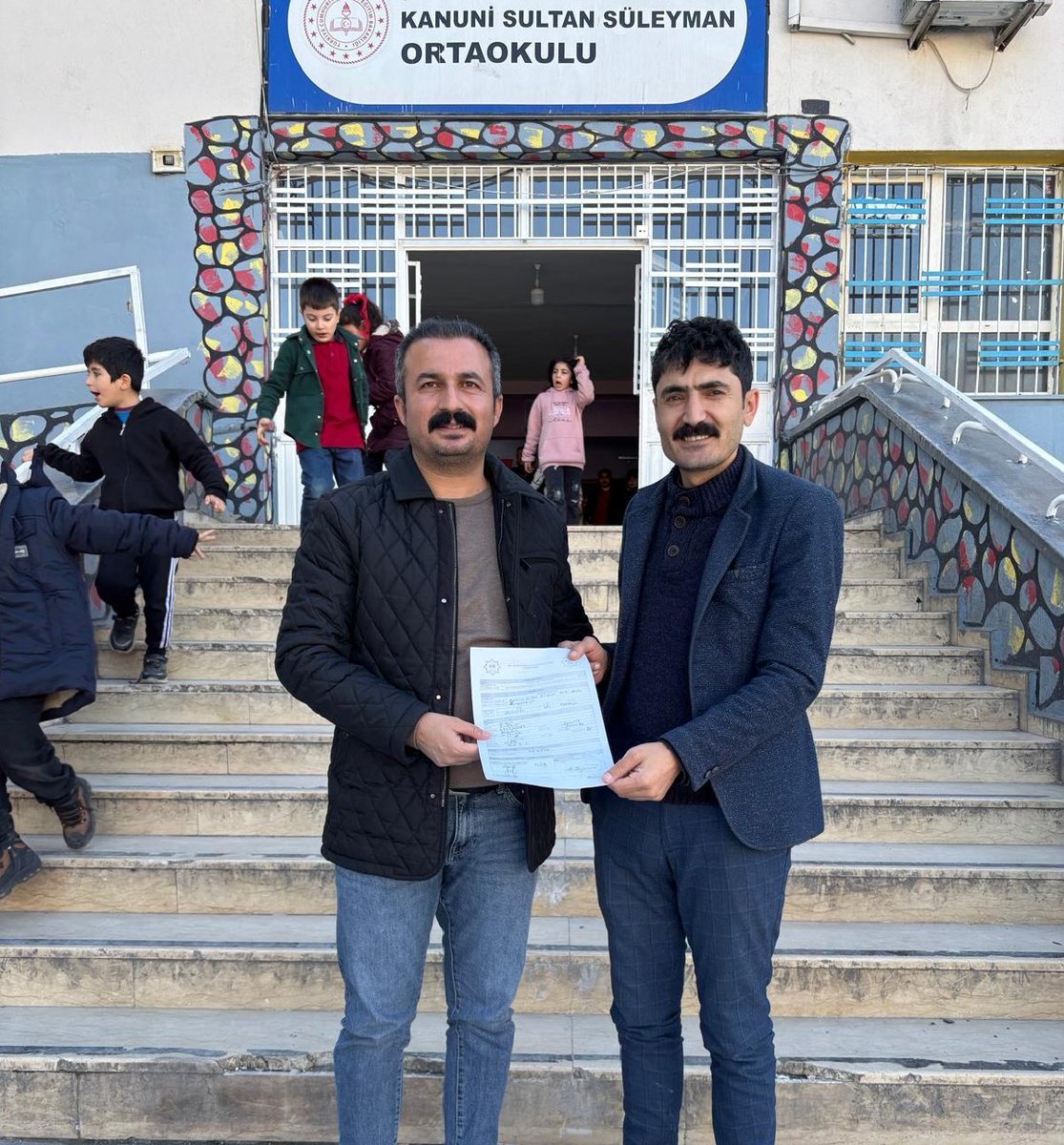 Şanlıurfa İl Temsilcimiz Bekir Polat, Kanuni Sultan Süleyman İlk ve Ortaokulunda görev yapan Erkam Yıldırım hocamızı ziyaret ederek sendika üyeliği başvurusunu aldı. ✍️
Ailemize hoş geldiniz Erkam Hocam! Şanlıurfa’da eğitim çalışanlarının sesi olmaya devam ediyoruz. 🔊
#MaarifSen