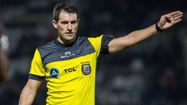 GloboToque's tweet photo. #Huracán Cuerpo arbitral confirmado para recibir a #SarmientodeJunín por la #Fecha5 de la @LigaAFA el sábado 14/2 a las 19.45 hs:
Árbitro: Sebastián Martínez Beligoy 
🚩A1: Sebastián Raineri
🚩A2: Daiana Milone
Cuarto árbitro: Mario Negrete
🖥️ Var: Salomé Di Iorio
🖥️ Avar: Diego Verlotta