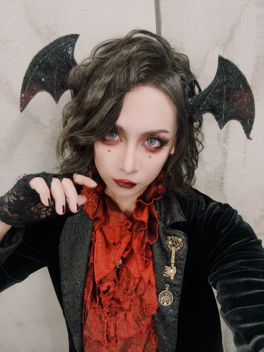 渋谷FOWSありがとうございました！FOWS × SNAZZY TUNES pre. 『VELVET RIOT vol.3』に出演してきました🦇本日ははじめましての方も多かったと思いますが、皆さん笑顔で楽しんでくれてて嬉しかったです🥀明後日のドメバもよろしくお願いします💀