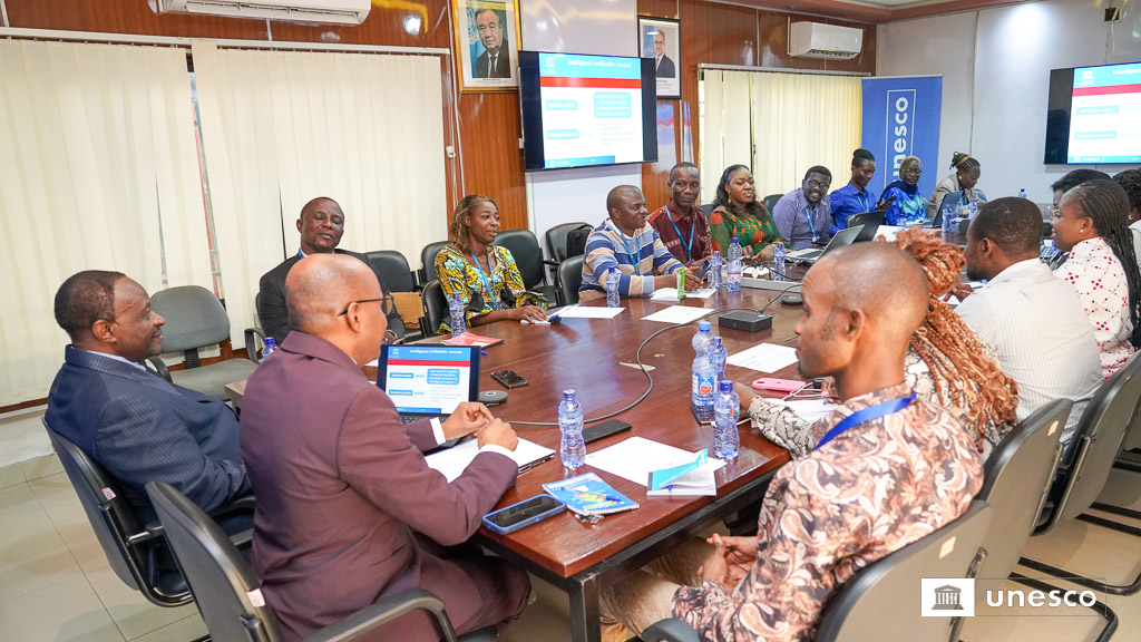 UNESCOKinshasa's tweet photo. 📍 En marge de la #JournéeMondialeDeLaRadio 2026 : l’#UNESCO forme les #journalistes de la #RTNC à l’#IA pour combattre la désinformation

💠 À l’heure où la désinformation se propage à grande vitesse, amplifiée par les technologies d’Intelligence Artificielle (#IA), l’#UNESCO a formé ce 10 février à #Kinshasa, une vingtaines des journalistes de la Radio-Télévision Nationale Congolaise (#RTNC), dont 8 femmes, à l’usage d’outils numériques essentiels pour produire une information fiable et vérifiée.
💠 Lors de cet atelier tenu en prélude de la #JMR, commémorée le 13 février de chaque année, les journalistes ont découvert comment l’IA peut faciliter la documentation, la transcription, l’analyse audio, la création de contenus, la production pour les réseaux sociaux.
Ils ont également été renforcés en techniques de vérification des faits ( #factchecking), devenues indispensables pour contrer les contenus trompeurs.
💠 Le Représentant de l’UNESCO en #RDC, Dr @isaiasbr a en présence du Directeur Chef de Département Radio, Mr Barthelemy Kabuya, Représentant de la DG de la RTNC, rappelé que « dans un contexte sensible comme celui de la RDC, la désinformation peut fragiliser la cohésion sociale et miner la confiance du public ». D’où l’importance, pour les journalistes, d’être vigilants, éthiques et formés aux évolutions technologiques.

📌 À travers cette initiative, l’#UNESCO réaffirme son engagement à soutenir les efforts de la RTNC, dans la #formation de ses agents en vue d’un journalisme professionnel et résilient au service de la société congolaise.

#UNESCO #RDC #Journéemondialedelaradio 
#RadioetIA #Journalistes
