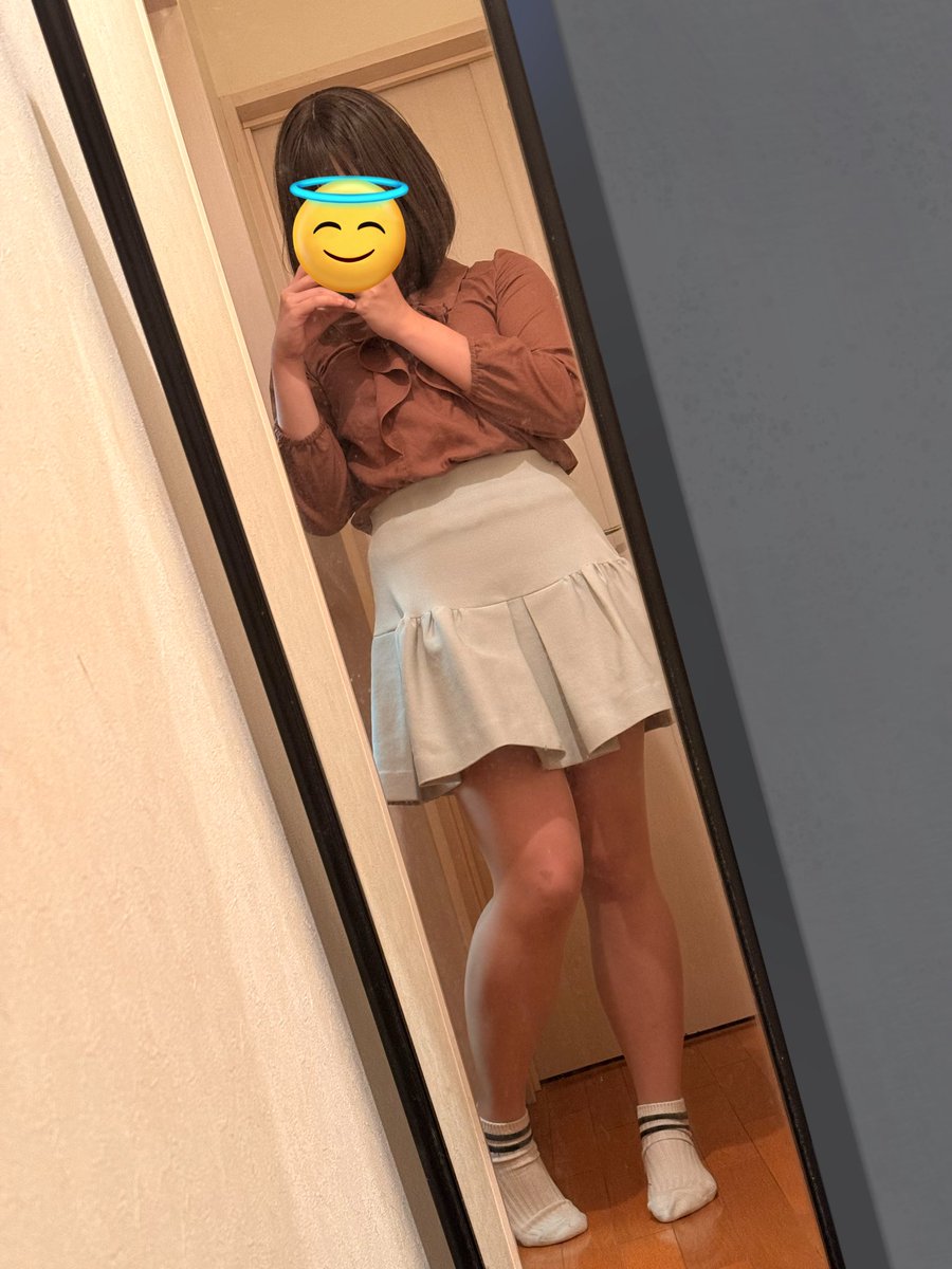 今日は寒かったので暖色系でまとめてみた🙌
けどさすがにストッキングだとちょっと寒かった😂
このブラウス可愛い✨