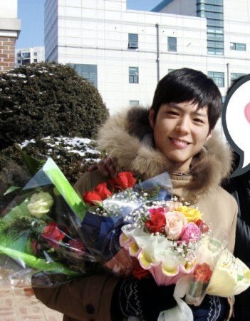 shin se kyung talking about how popular bogum was at school made me remember that story of the school violence victim : 

“I was a victim of school violence in the past, i was in the same middle school class as Park Bogum, I was openly bullied, but after Park Bogum and I were