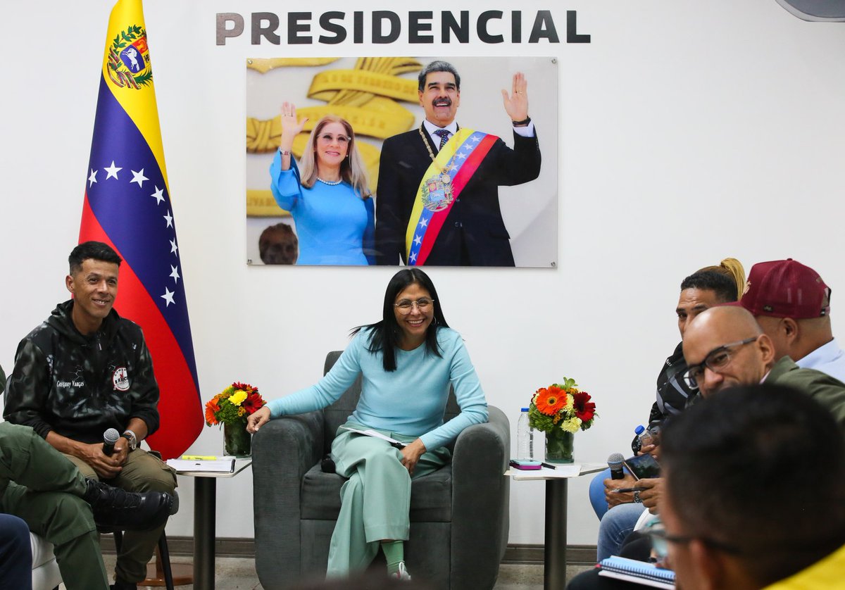 #NotiMippCI 📰🗞| Que los productos del campo vengan a las urbes; y a través de los centros de distribución, permitan precios accesibles para nuestro pueblo, sin especulación: Presidenta (E) Delcy Rodríguez

Durante el Consejo de Vicepresidentes Sectoriales realizado en la Comuna