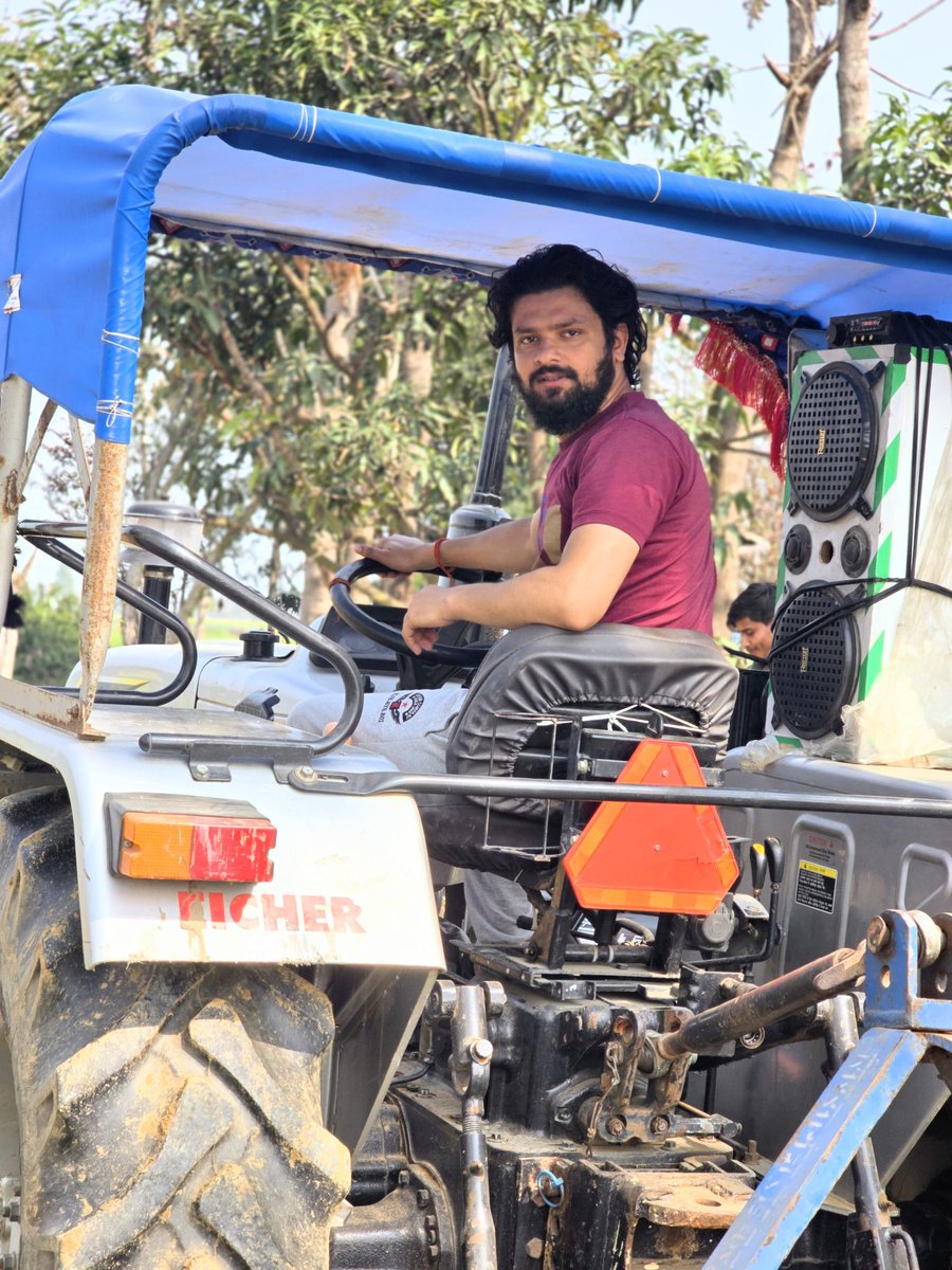 आइए आज आपको एक किसान का जीवन समझाते हैं।

पहली तस्वीर में खेत में चल रहा Tractor आलू की फसल जोत रहा है। जो आलू अब फसल बनकर मंडी जाते वो खेत में ही जोते गए हैं।

इसके पीछे वजह है आलू का घटिया भाव, यह 1 एकड़ की फसल खेत में ही जोती गई है, ऐसा क्यों हुआ वो समझो?

एक एकड़ में आई हुई