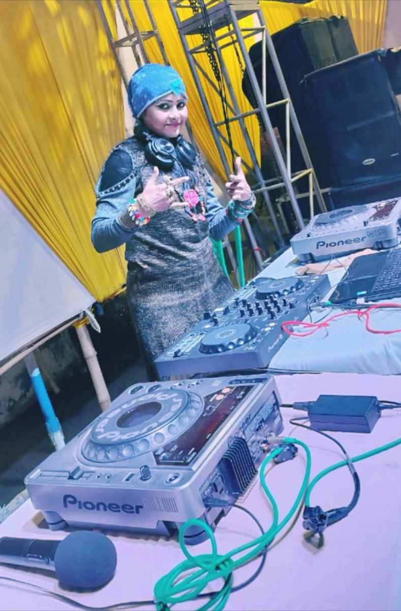dj_bluhi's tweet photo. #dj #musician #artist #pioneer #cdj800 #ddjflx4 #headphone #wd400 #wildwaves #hplaptop #recordbox #sound #light #partytime #twitter #remixsongs #remixer #musicproducer #beats #rhythm  #nightlife  #djing #djlife https://t.co/NBUel3VNzK
