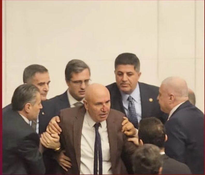 Adalet için, hukuksuzluklar için Millet adına Mahmut Tanal yine ön saflarda ve sırf bu yüzden darp edildi ve burnu kanadı. <a href="/MTanal/">Av.Mahmut TANAL</a> geçmiş olsun.

#TBMM çatısı altında muhalefet vekillerine bu kaçıncı darp, kaçıncı saldırı. Yeter artık!