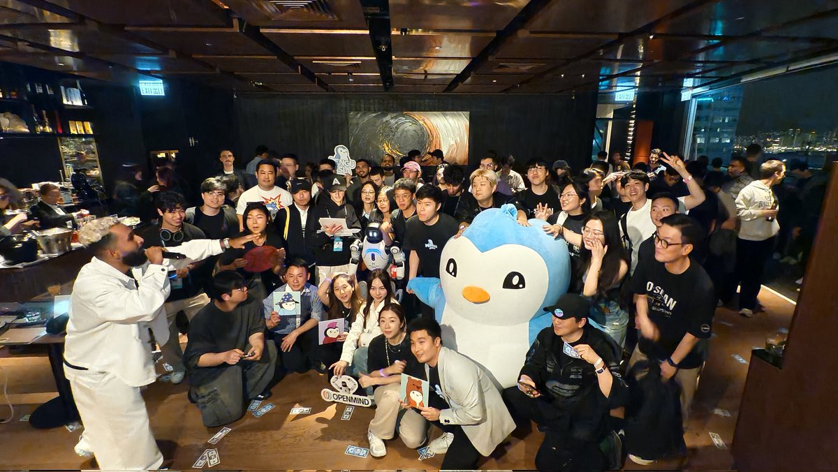 THE WAVE IS WITH THE PENGUIN ON THE ROOFS OF HONG KONG!!!