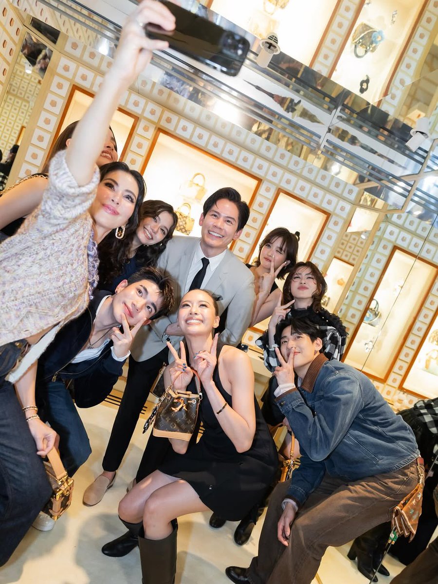 🥹🤍🤍
cr: sriritajensen / kornnarongdej

LV HOTEL BKK X FOURTH

#LouisVuittonxFourth
#LVMonogram130 #LouisVuitton 
#Fourthnattawat #โฟร์ทณัฐวรรธน์