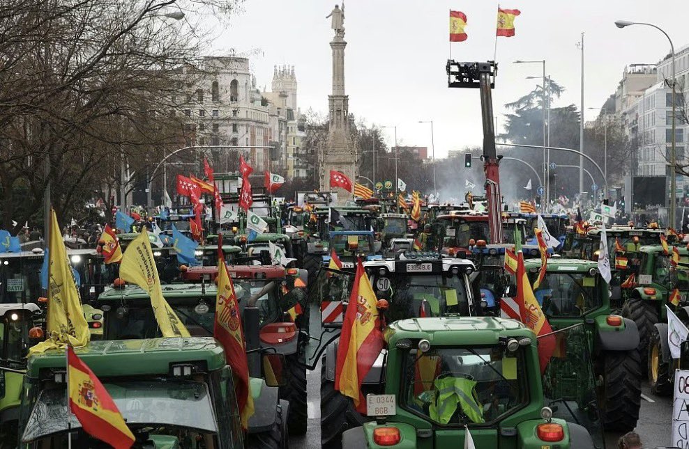 tonilopez_Vox's tweet photo. 🔴 MERCOSUR 
La sentencia de muerte del campo español 
La sentencia de muerte que apoya el bipartidismo en Bruselas 
La sentencia de muerte de los que madrugan cada día para darnos de comer. 

No estáis solos @vox_es siempre con vosotros y con el campo español. https://t.co/auo8hUphSA