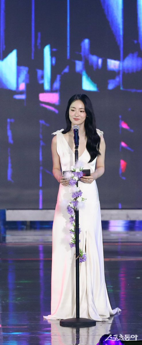 jeon yeobeen universe tweet media