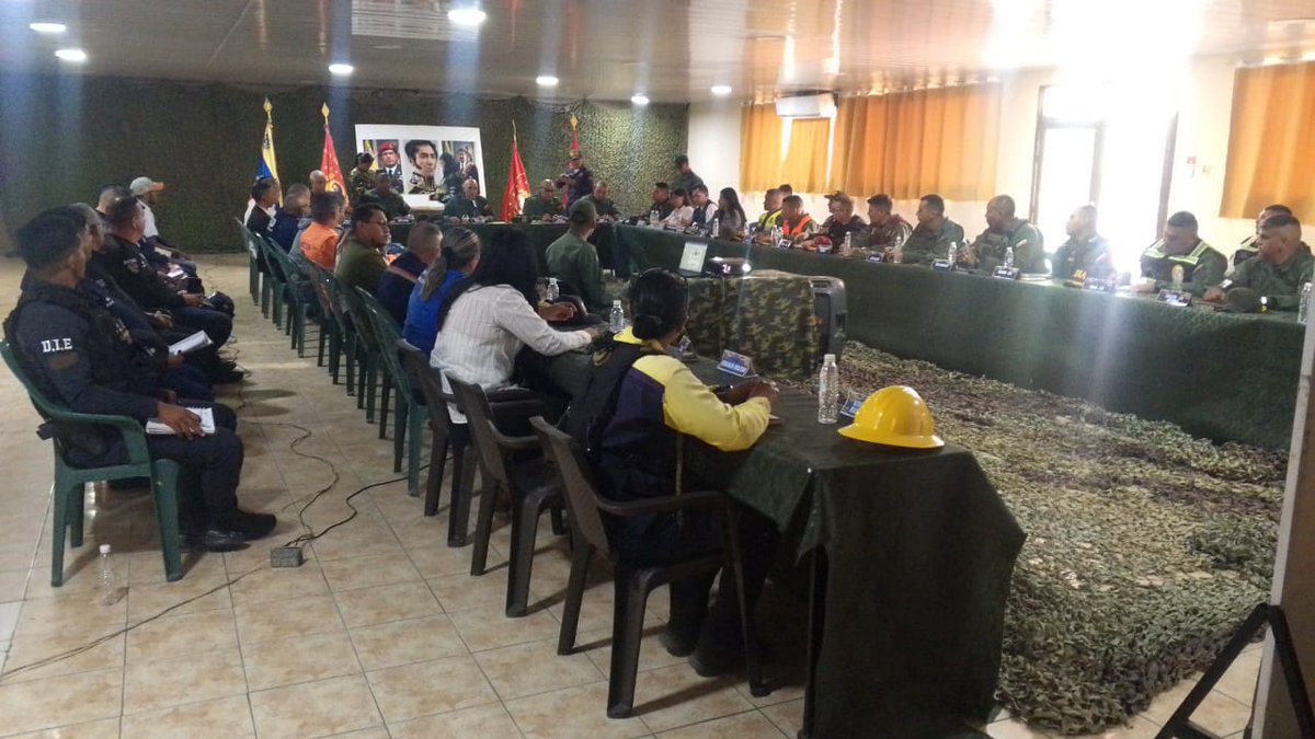 SUNAD_Apure's tweet photo. #enfotos📸 @sna_apure presente en la Reunión de Seguridad Ciudadana del Estado, coordinando esfuerzos para asegurar la paz y el sano esparcimiento de la población. 

@snantidrogas_ve 
@sna_rednacional 
@minjusticia_ve https://t.co/r8OEPlXX43