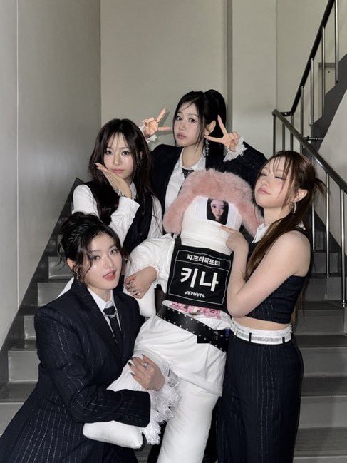 インフルで欠席した長女の身代わり人形と共にご機嫌で記念撮影する妹たち←全部愉快