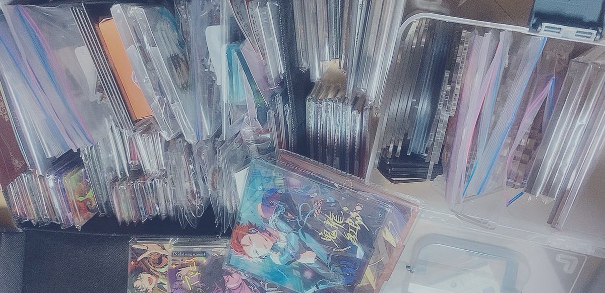 あれから1年、ようやく決心ついたので部屋を魔改造するために祭壇を分解しているんですけどまぁアクスタが出てくる出てくる………(アクリルグッズ大好き芸人)(そしてこれは1部)