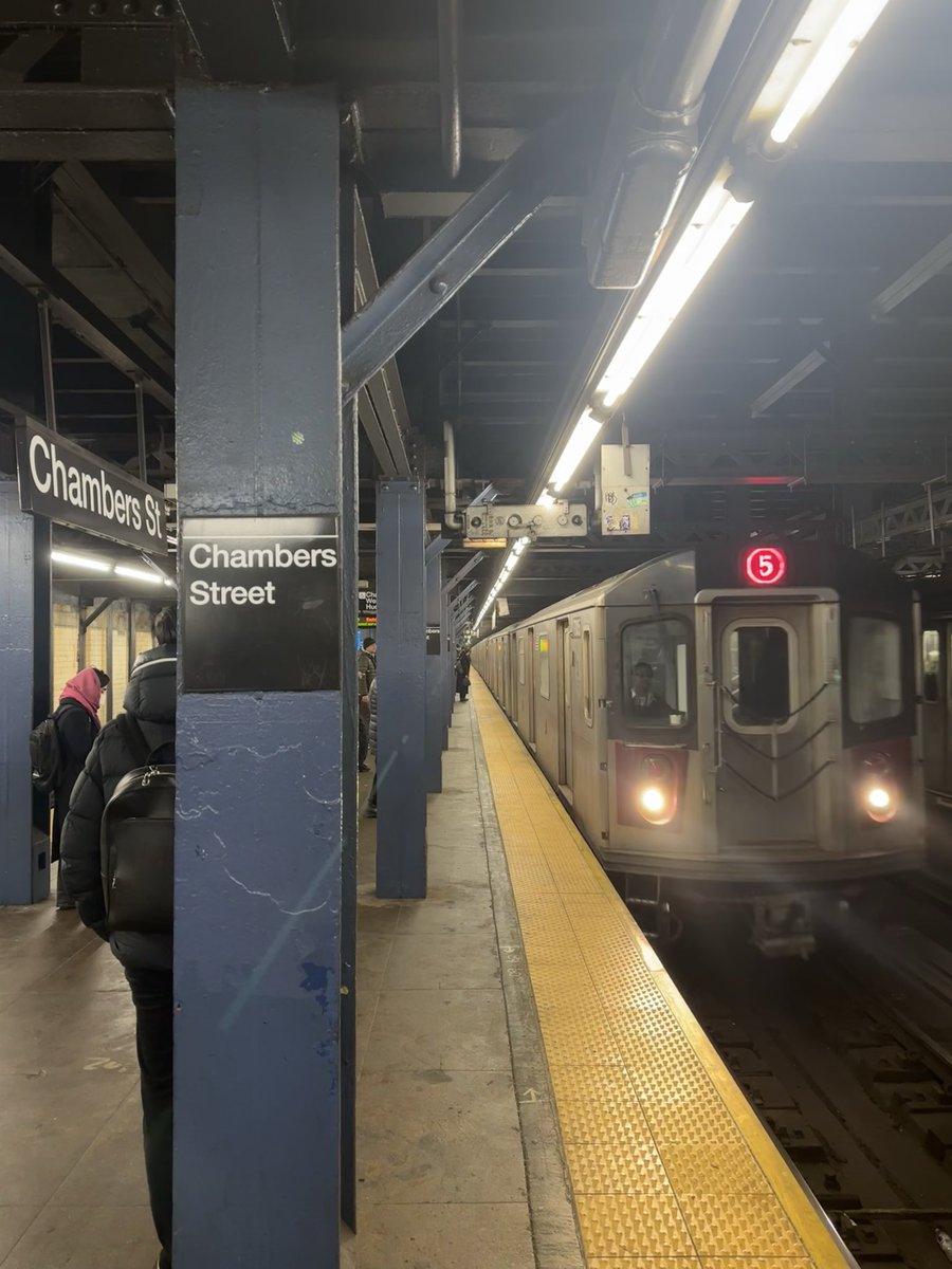 hphilly's tweet photo. not beating the spectrum allegations but love a train away from its usual track. 5 train woke up this morning and said “today I feel like a 2” https://t.co/Ab2ZPPKUdJ