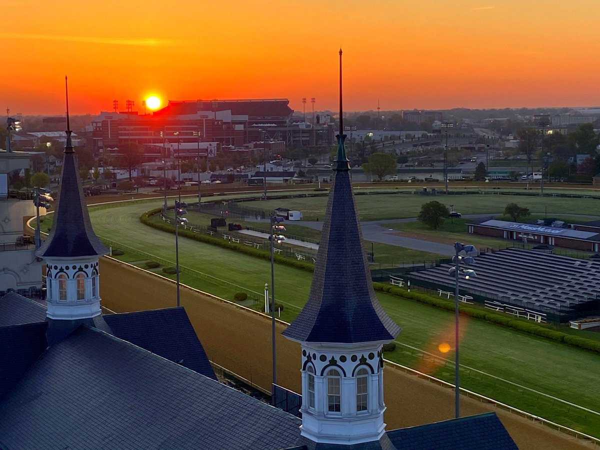 80 days!  After the amazing wx yesterday.  Had to post a pic of spring time in the ‘Ville.  Derby fever is in the air! <a href="/KentuckyDerby/">Kentucky Derby</a> 152 is 80 days away.  <a href="/ChurchillDowns/">Churchill Downs</a> <a href="/WLKY/">WLKY</a>