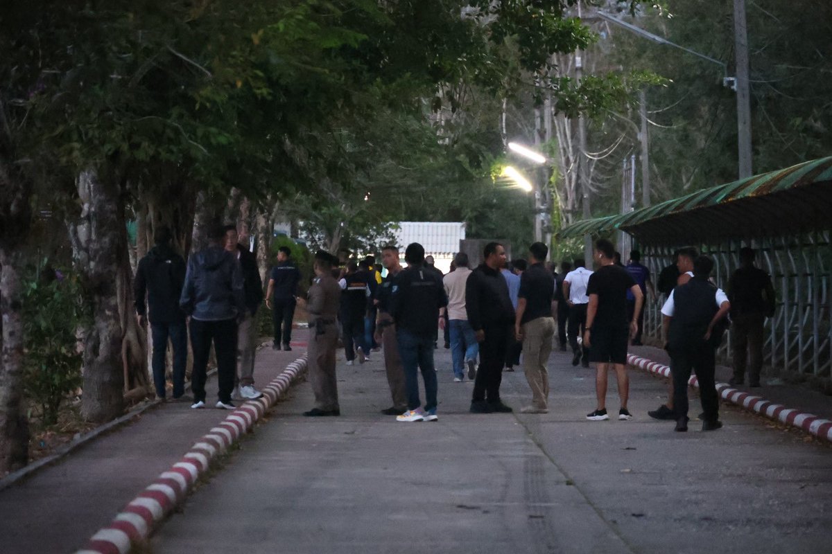 สรุปไทม์ไลน์ เหตุคนร้ายบุกยิงจับครู-นักเรียน ภายในโรงเรียนพะตงประธานคีรีวัฒน์

- ผู้ก่อเหตุเป็นเยาวชนชายอายุ 17 ปี มีประวัติรักษาอาการทางจิตจากการใช้สารเสพติด (เพิ่งออกจากโรงพยาบาลเมื่อ ธ.ค. 68)
- ผู้ก่อเหตุมีน้องสาวแท้ๆ เรียนอยู่ในโรงเรียนที่เกิดเหตุ
- 16.00 น.