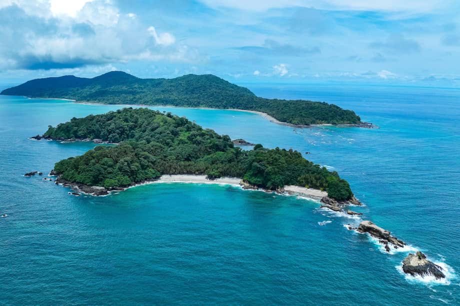 KatiaOspino's tweet photo. La Isla Gorgona es memoria viva de Colombia, un santuario natural incomparable y también testigo de una historia marcada por la antigua prisión que allí funcionó. 

Hoy nos recuerda que los territorios pueden transformarse, sanar y convertirse en símbolos de vida, conservación y dignidad.