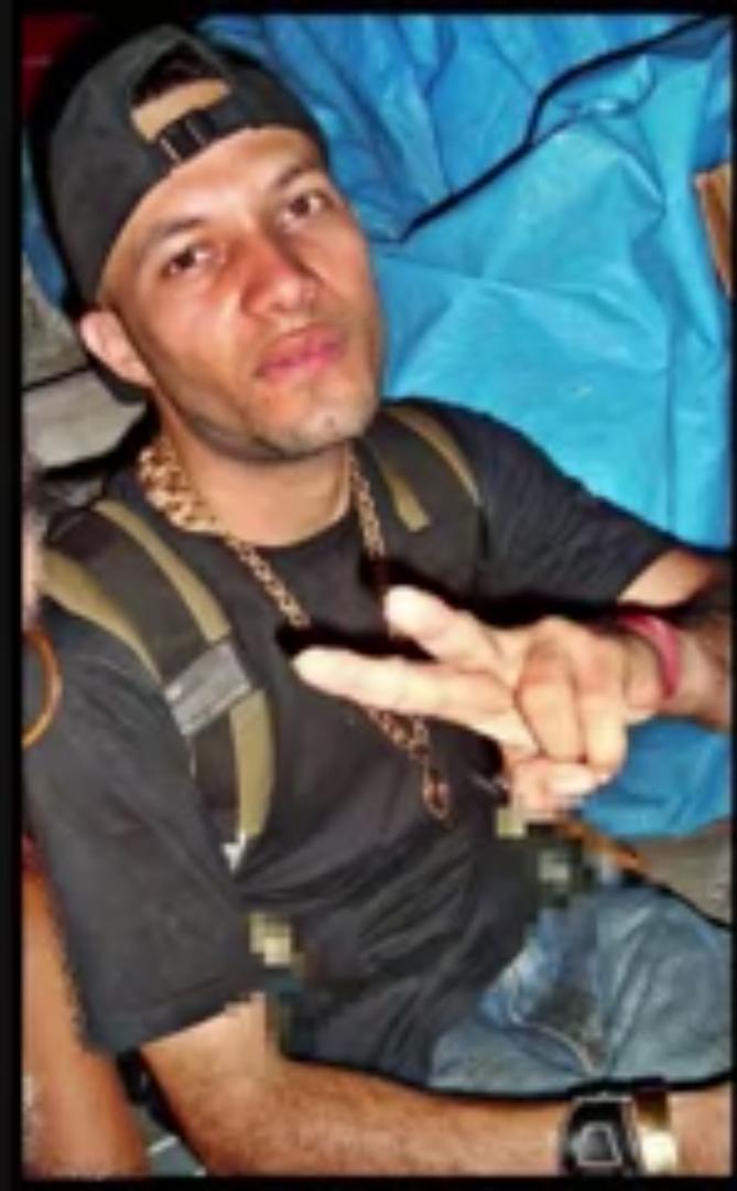 📷 Foto Antiga 🚩 

Poly do Dick, conhecido como soldado de guerra do falecido Tuninho do Dick, esteve envolvido em diversos confrontos em áreas como Vigário, Juramento, Chapéu Mangueira, entre outras.

Poly morreu durante uma operação no PPG, episódio que teve grande