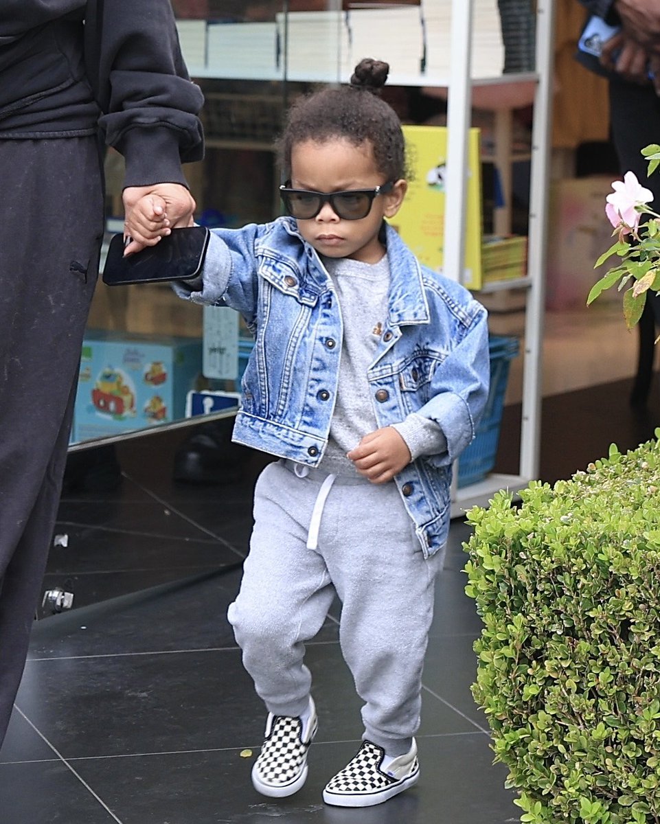 gabgonebad's tweet image. you can tell he is rihanna's son like he's soooo cool 😭