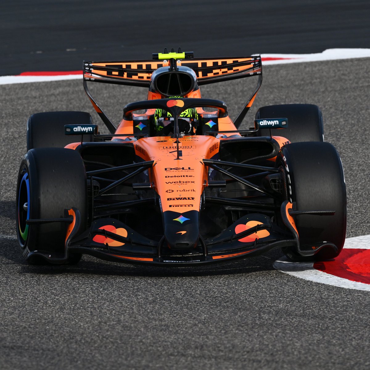 F1BigData's tweet image. Lando Norris takes the lead at Bahrain

P1 - Norris: 1:34.669
P2 - Verstappen: 1:34.830
P3 - Piastri: 1:35.602