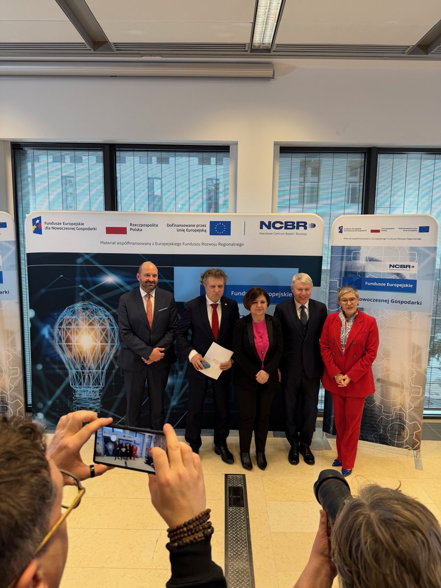 EUinPL's tweet image. 1/2 
ZF #Polpharma SA rozpoczyna projekt rozwoju leków nowej generacji opartych na #RNA, współfinansowany ze środków @fundusze_eu – ponad 30 mln zł w ramach inicjatywy #STEP. Dziś podpisanie umowy.