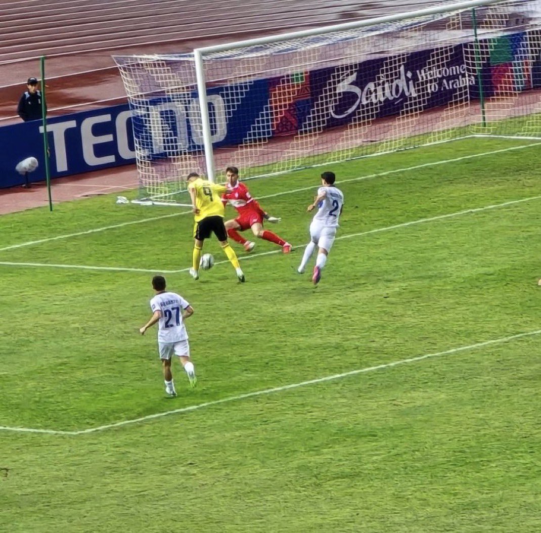 <a href="/AlNassrFC/">نادي النصر السعودي</a> كيف اقنع الاجيال القادمه ان هذي هدف 🥶💛.