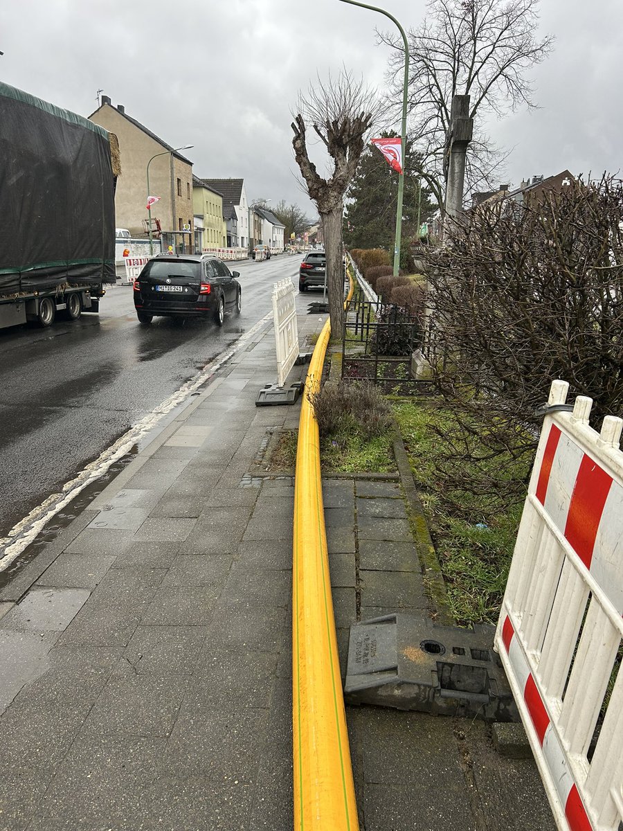 Bei uns im Nachbarort werden neue Gasleitungen gelegt.

Ich vermute mal das der örtliche Wärmeschutzplan den Anschluss furzender Kühe statt Wärmepumpen vorsieht.

Hieß es nicht Gasleitungen werden zurück gebaut?