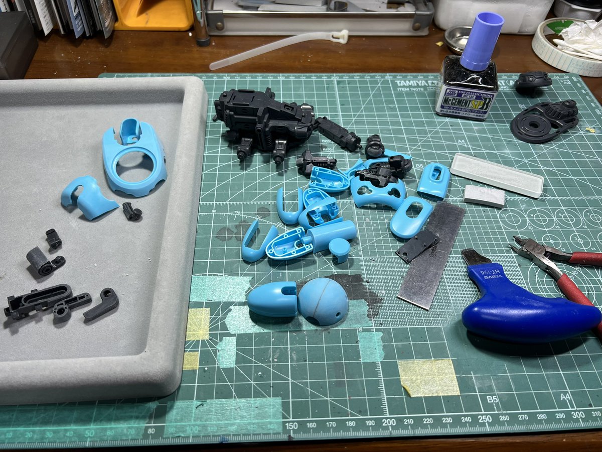 ryo_j20's tweet photo. 模型部屋を整理してたら、いつか娘と机を並べてプラモを作ってた頃の娘の直組みを発見した。
ある日突然無くなってしまった制作意欲が、ふと湧いてきた。
よし、筆塗りにチャレンジしてみるか。
まずは、ヤスリ掛けから。
#ガーンダム
#おガンばな
#ガンプラジオ https://t.co/jU0t7xvmAv