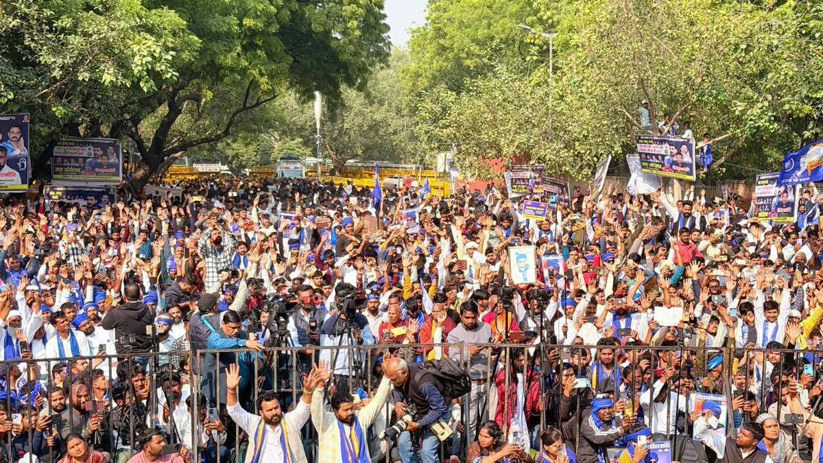 जंतर-मंतर, दिल्ली, अधिकारों की लड़ाई का एक और ऐतिहासिक पड़ाव।

आज UGC बिल के समर्थन में माननीय एड. चंद्रशेखर आज़ाद जी ने SC/ST/OBC समाज की आवाज़ को मजबूती से बुलंद किया।