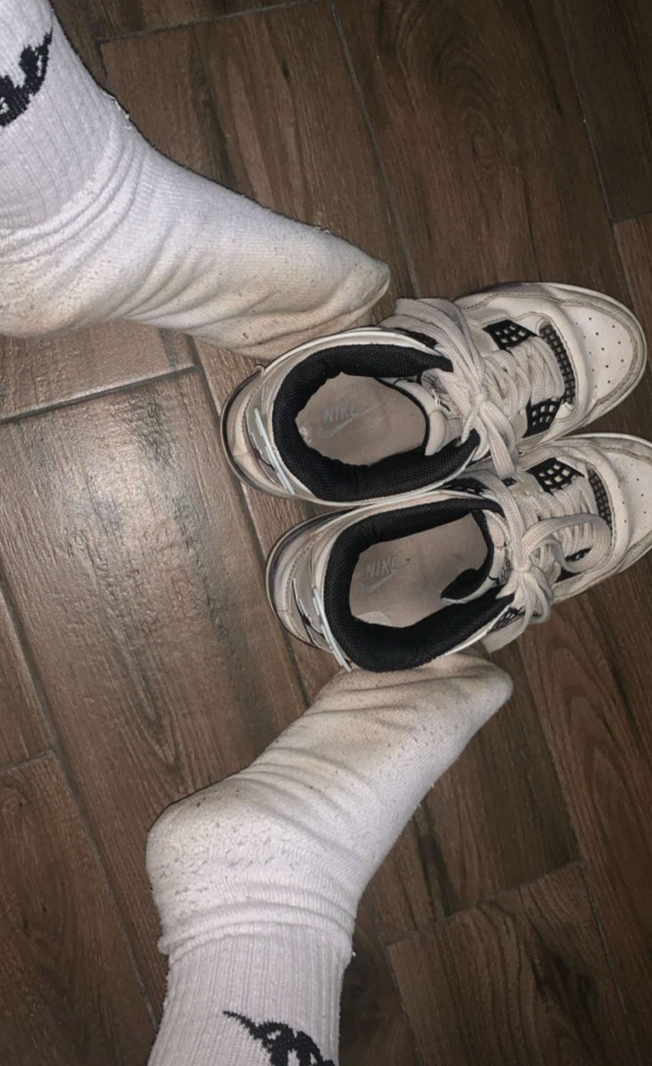 Mina_Marie14's tweet photo. Es gibt kein schöneres gefühl als nach so vielen Stunden endlich die Schuhe auszuziehen😌 https://t.co/AtAC4xTe3a