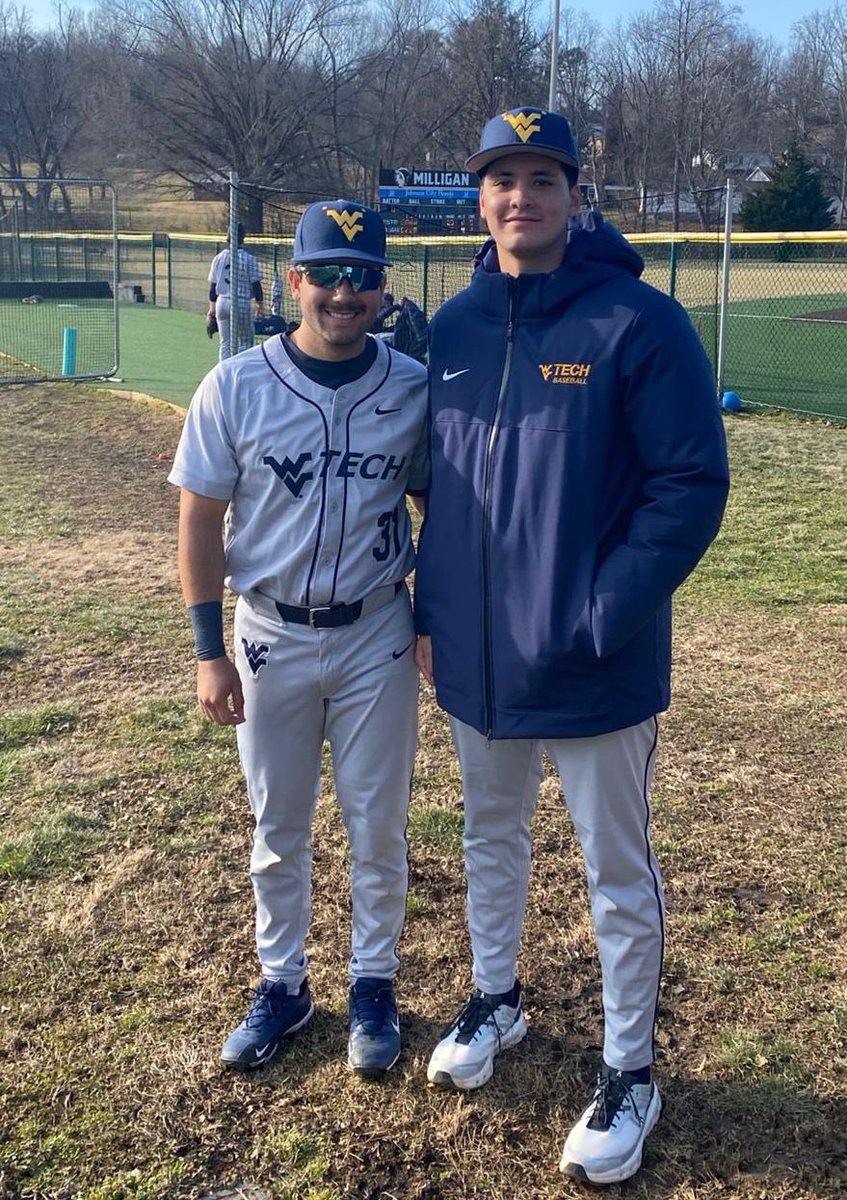 DiegoArcos14's tweet photo. El lunes pasado, el equipo de béisbol de la universidad de West Virginia Tech, tuvo en su alineación titular a los ecuatorianos Marco Viteri(pitcher) y Maximiliano Arroba (catcher).
Ambos juegan juntos desde niños y son nietos de las leyendas Bonifacio Morán y Olmedo Arroba. https://t.co/yHiq5Gk7X8