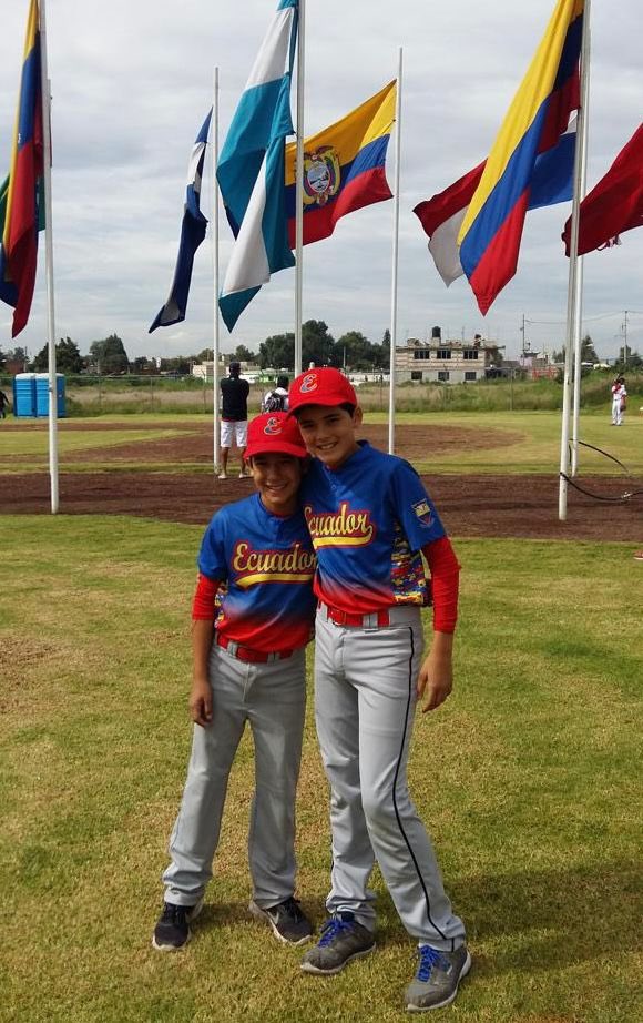 DiegoArcos14's tweet photo. El lunes pasado, el equipo de béisbol de la universidad de West Virginia Tech, tuvo en su alineación titular a los ecuatorianos Marco Viteri(pitcher) y Maximiliano Arroba (catcher).
Ambos juegan juntos desde niños y son nietos de las leyendas Bonifacio Morán y Olmedo Arroba. https://t.co/yHiq5Gk7X8