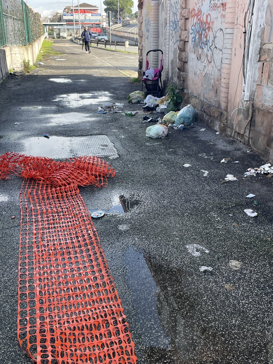 rboni47's tweet photo. Metro C – Torregaia: degrado, rifiuti e passaggi pedonali pericolosi da mesi.
Area abbandonata, nessuna manutenzione. Basterebbe un cassonetto per migliorare un po’ la situazione. 
#MetroC #Sicurezza #Periferie #RomaCapitale #VIMunicipio @Lavoratori_Ama @gualtierieurope https://t.co/0UkOpSURX9