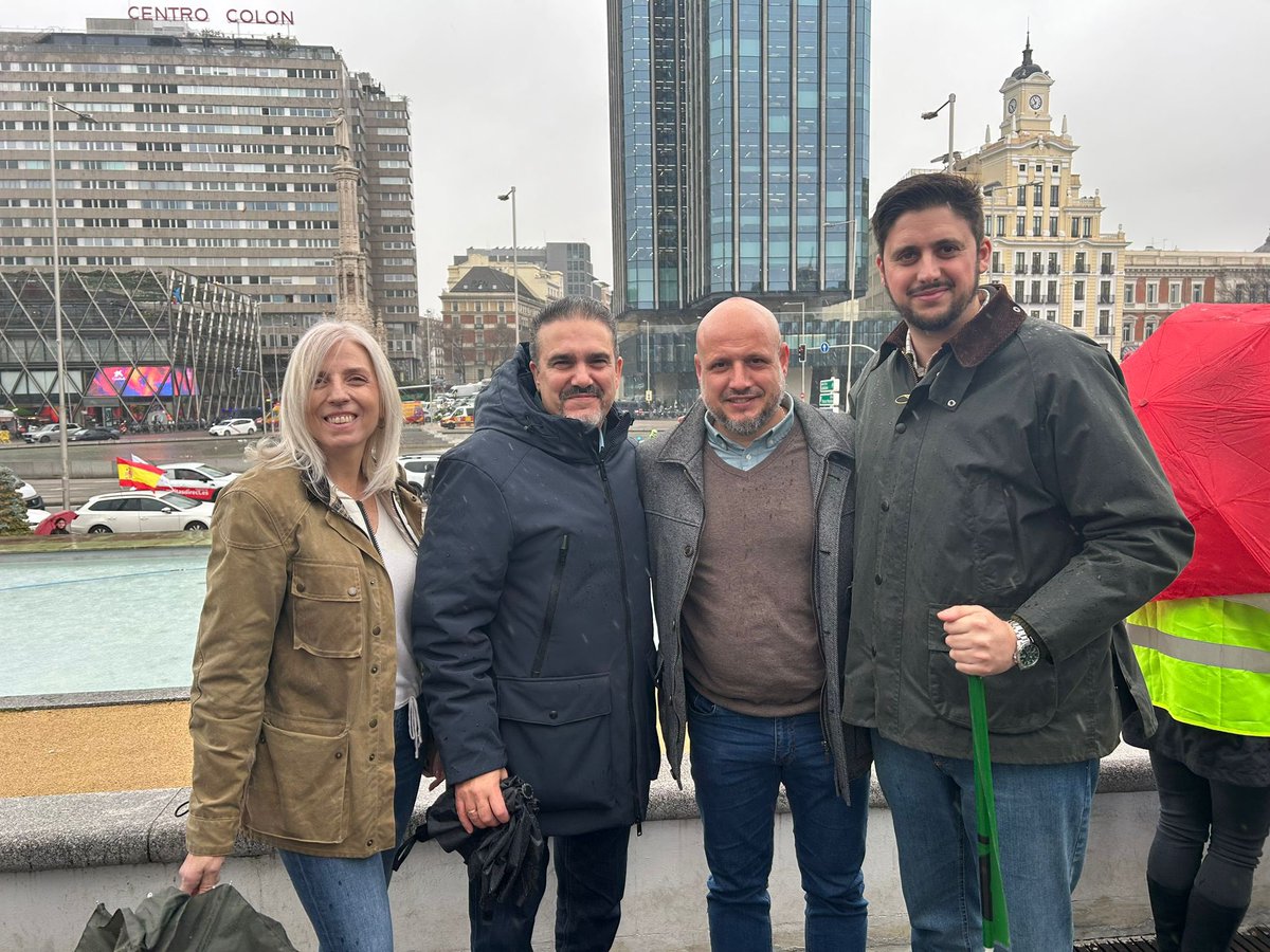 🚜Esta mañana miles de Agricultores y Ganaderos han colapsado Madrid exigiendo políticas de protección y defensa del sector primario español. 
🚨Mercosur, la Agenda 2030 y el Pacto Verde que apoyan el PP y el PSOE ,son los culpables de la ruina del campo.  
✅solo queda VOX