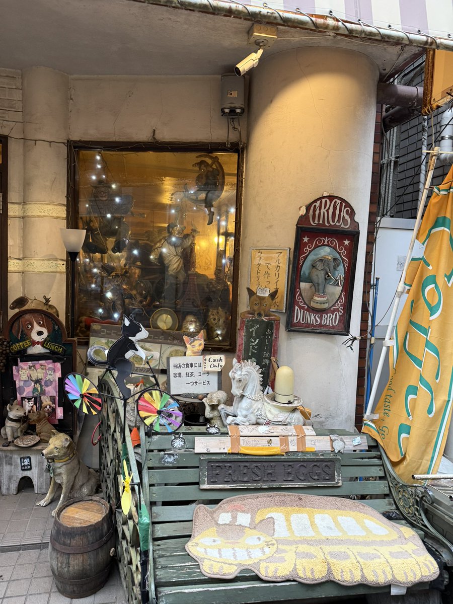 猫がいる新宿の喫茶店。
オムバーク950円。