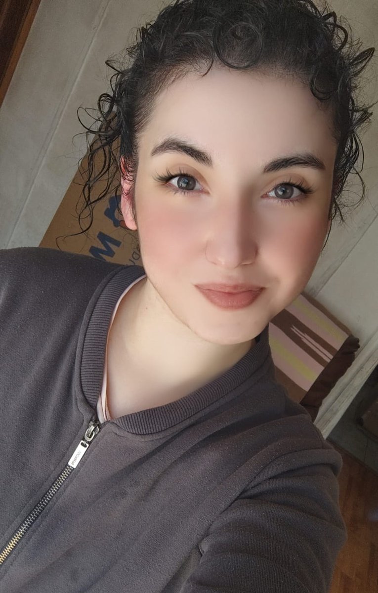 ScarletAeonia_'s tweet photo. Buen día a todos, menos a los zurdos, a los que me tratan de gorda y de que soy negra 😂. 
Espero tengan un excelente día ✨
Por acá, un día bastante frío 😢

Abracitos 💕 

#BoricElErrorDeChile #KastChileEstaContigo #INDH #LatamGPT https://t.co/uXq8OkseKI