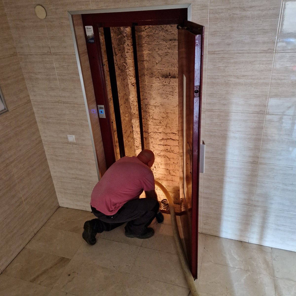 Continuem treballant per recuperar la normalitat! 🛠️ Les fortes pluges de les últimes setmanes encara ens porten feina en racons insospitats, com els fossars d'ascensor.

. . .

#HIDECU #Buidats #Neteges #Inundacions #NivellFreàtic #Ascensors #Parkings