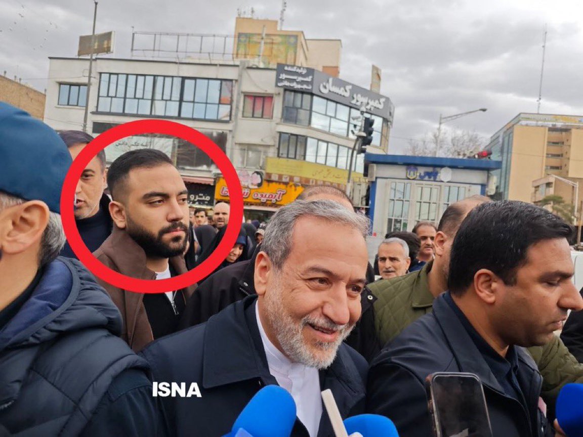 NiohBerg's tweet image. This seems to be Araghchi's bodyguard.

Who is he?