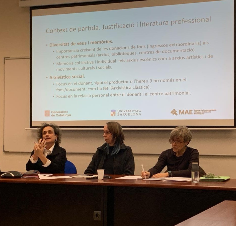 Estem presentant el projecte de recerca del Dep de Cultura sobre els processos de donació de fons personals en l’àmbit escènic en el context català. Lidera <a href="/FIMA_UB/">Facultat FIMA UB</a>, basat en donacions rebudes al <a href="/cdmae_it/">Museu de les Arts Escèniques 🎭</a> i on hi participem <a href="/valls_anna/">Anna Valls Passola</a> i laura Ars <a href="/institutteatre/">Institut del Teatre</a> <a href="/CulturaDIBA/">Cultura Diputació Barcelona</a>