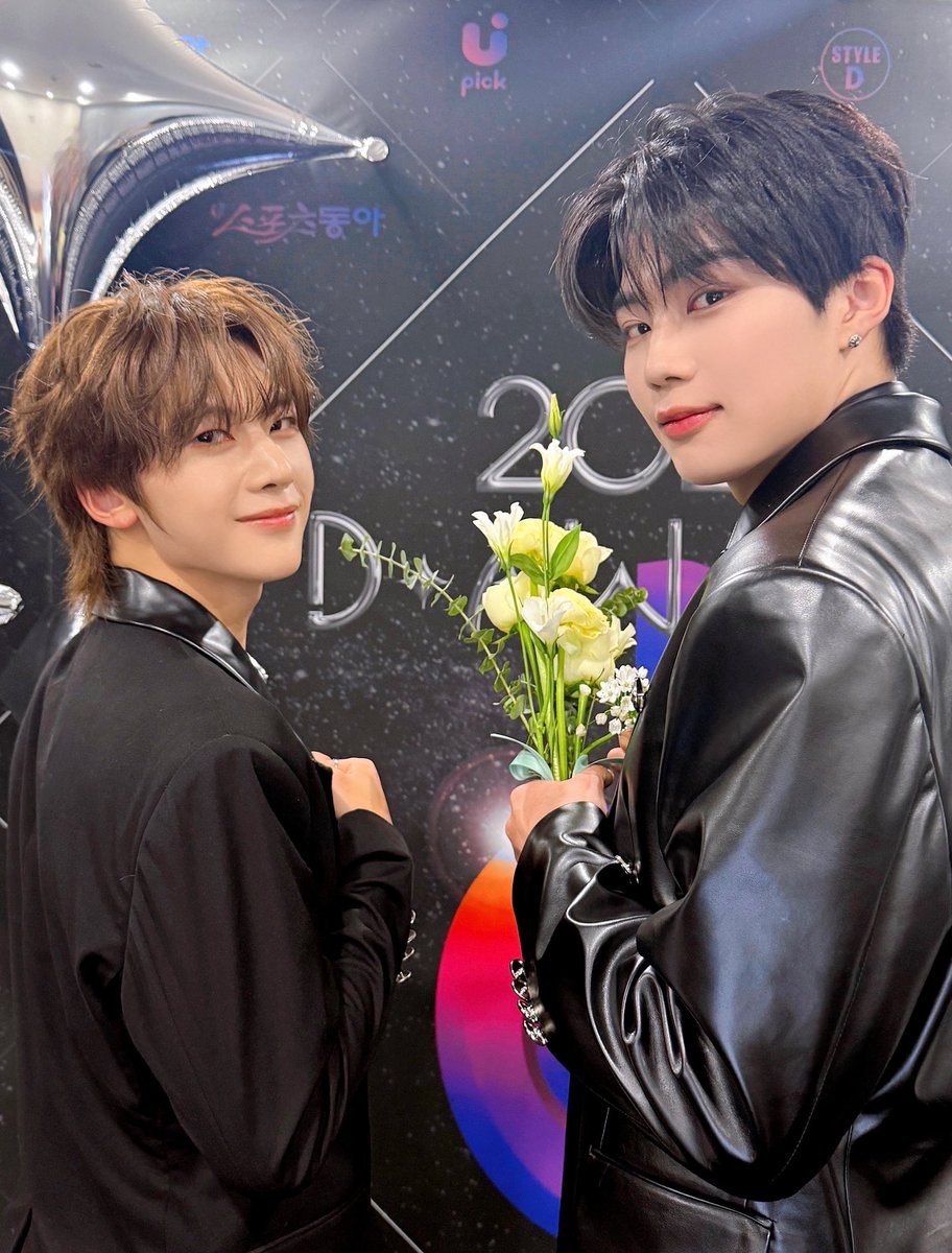 _𝗭𝗘𝗥𝗢𝗙𝗢𝗖𝗨𝗦

🏆D*AWARDS ICONIC
🏆DELIGHTS BLUE LABEL
🏆BLUE LABEL BEST VIDEO
🏆BEST OST (Back Packer - 석매튜/박건욱)

이 세상의 꽃은 제로즈뿐💙🌹

#ZEROBASEONE #ZB1 #제로베이스원
#D_AWARDS #디어워즈