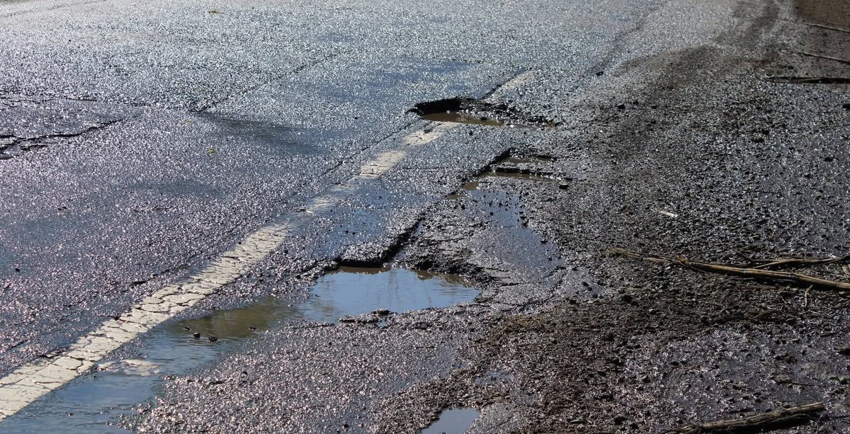 #Denuncia | Conductores denuncian mal estado de un tramo de la carretera Troncal del Norte, a la altura del kilómetro 26 1/2, en Guazapa, debido a una fuga de agua en la zona.
La vía se deteriora cada día más, representando un riesgo para automovilistas y motociclistas.
<a href="/ANDASV/">ANDA</a>