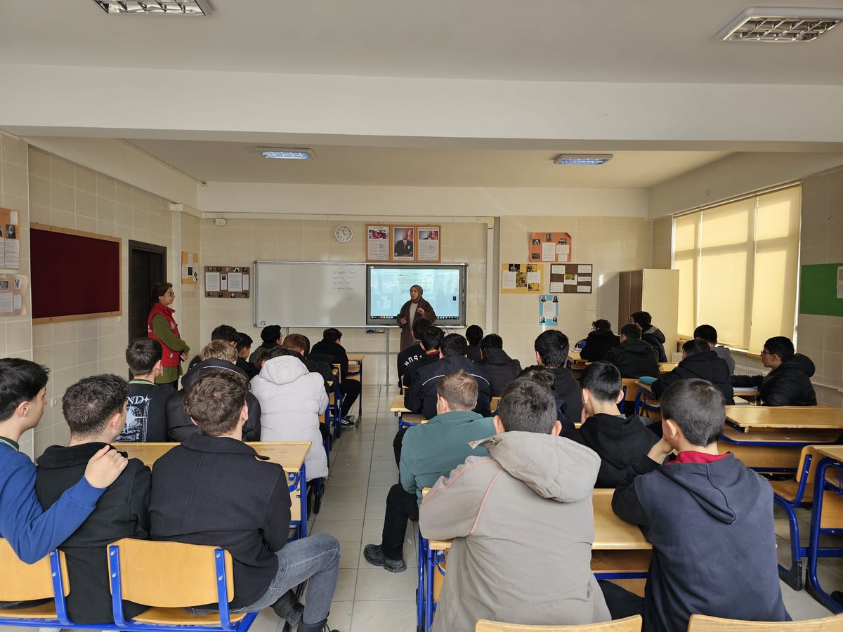 Sanatla düşünen, üreten gençler için liselerdeyiz. 🎭
Kültür sanat yarışmalarımızın tanıtımlarını sürdürerek gençlerin hayallerine eşlik ediyoruz.

#KültürVeSanatYarışmaları