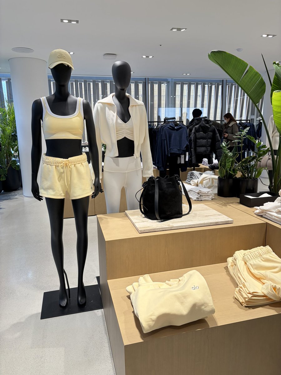 cie7le's tweet photo. 今日はALOハンナム店と狎鴎亭のトサン店梯子🛍️
韓国あったかくなってきたからペディン暑くて、ショート丈の上着探してたんだけど春物ばっかり☘️😮‍💨

ミナスみたいな黄色の服いっぱいありました😉✨
あと、大小様々なバッグをめっちゃ押されて、可愛いと思ったら17万円でビビり散らかして帰ってきた https://t.co/YmJdLgi4Le